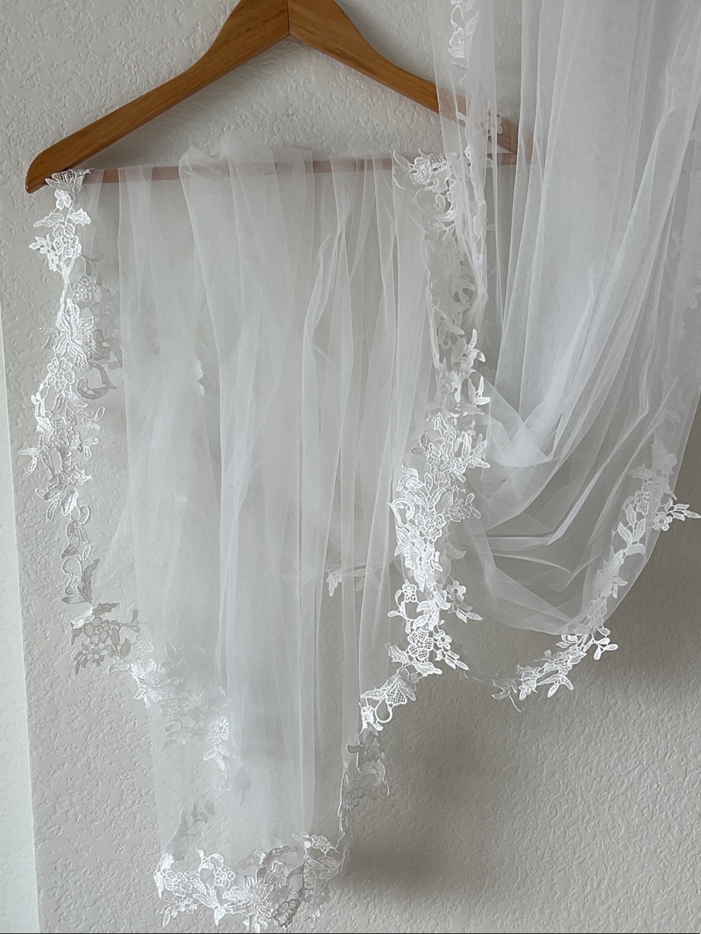 Stunning 2-Tier Lace-Trim Chapel / Cathedral Bridal Veil with Floral Appliqué - Picture 3 of 11